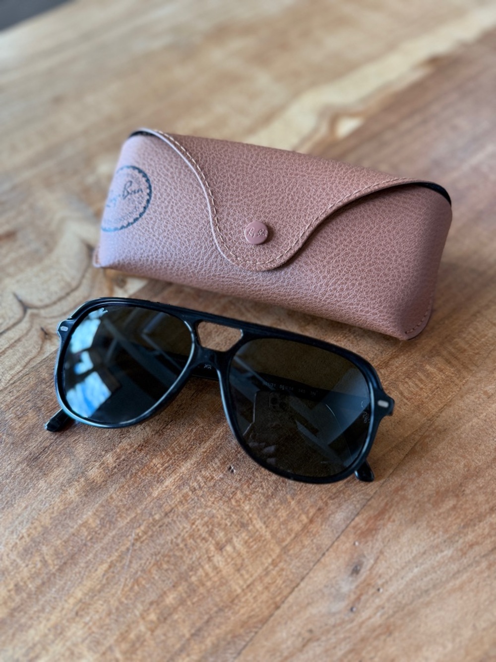 Ray-Ban Black Aviator Sunglasses with Brown Tan Case